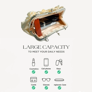 Vue détaillée de l'intérieur de la pochette en satin avec rangement pour cosmétiques