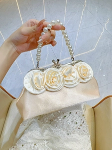 Sac de Soirée Élégant en Satin Avec Décoration Fleurs de Rose 3D Poignée en Künstliche Perle Fermoir en Strass pour Femmes Mariage Fête Pochette Mariée