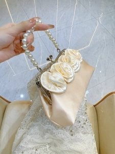 Pochette de soirée en satin champagne avec roses faites main et poignée en perles