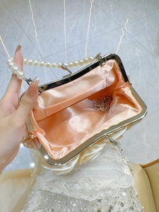 Pochette fleurie ivoire avec anse en perles et doublure satin pour mariage et soirées