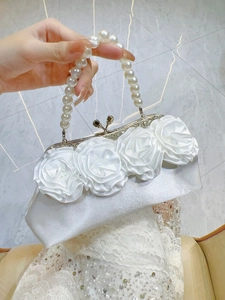 Détails du sac de soirée en satin blanc avec roses et poignée en perles