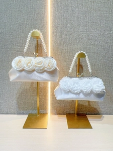 Pochette de soirée en satin avec fleurs 3D et poignée en perles en exposition
