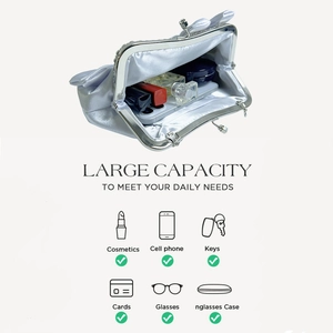 Détail d'une pochette de soirée en satin argenté montrant le rangement du téléphone