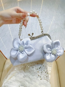 Sac à Main de Soirée en Satin avec Fleurs 3D pour Femmes Poignée en Künstliche Perles Cadre en Métal avec Strass Chaîne Amovible