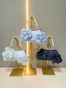 Trois pochettes en satin élégantes avec fleurs, anses en perles et strass