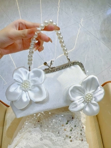 Détail du sac de soirée en satin blanc avec anse en perles et fleurs 3D