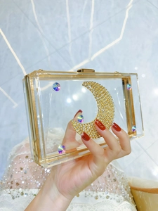 Elegante borsa da sera in acrilico con cornice dorata e motivo a mezzaluna di strass