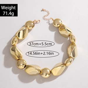 Detalle de collar dorado de capas con cuentas irregulares, largo 37cm más 5,5cm cadena