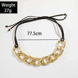 Collar de cadena dorada con cordón negro que muestra la longitud de 77,5 cm y el peso de 27 g