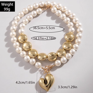 Vista detallada del collar multicapa de perlas y cuentas doradas con colgante de corazón y cierre