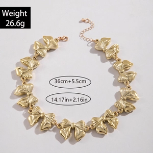 Detalle del collar de lazos dorados con peso de 26,6g y cadena de extensión ajustable