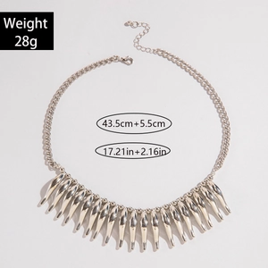 Detalle del collar de cadena plateada con peso de 28g y longitud ajustable mostrada