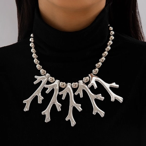 Detalle de colgantes de coral plateado en un collar de cadena de bolas pulido