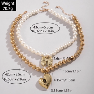 Detalle del collar de varias capas con lazo dorado y colgante de corazón con dimensiones