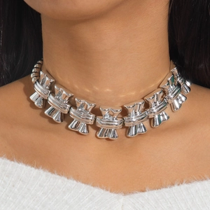 Primer plano de un collar choker plateado con lazos mostrando brillo metálico en modelo