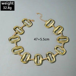 Detalle de collar de cadena de oro gruesa con especificaciones de peso 32,8g y 47cm