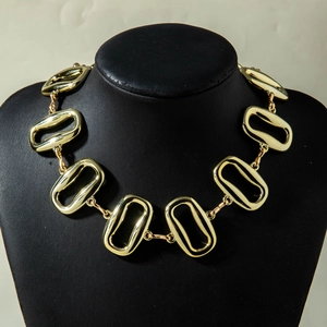 Detalle de collar de cadena dorada con grandes eslabones ovales en un maniquí de terciopelo