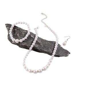 Set gioielli di perle con collana bracciale e orecchini su pietra decorativa