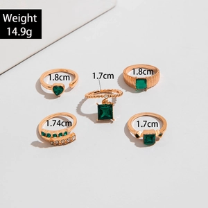 Ensemble de bagues dorées vintage avec pierres vert émeraude et motifs cœur serpent