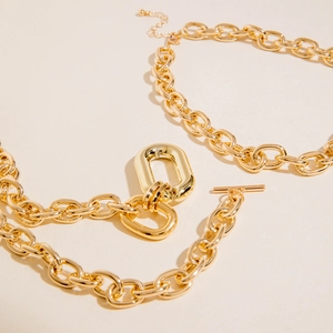 Detailed view of the gold chunky chain necklace with geometric link and toggle clasp closure