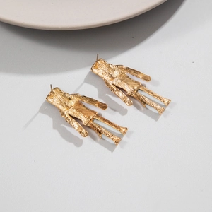 Boucles d'oreilles casse-noisette dorées avec détails colorés en émail texturé