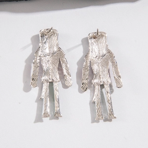 Vue arrière détaillée des boucles d'oreilles casse-noisette avec fini métal texturé