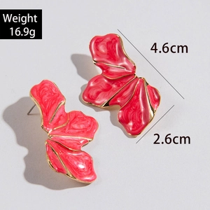 Macro shot of red enamel flower earrings with gold edges showing size 4.6cm and weight 16.9g