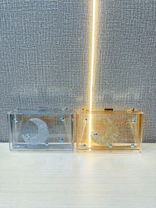 Eleganti pochette in acrilico con motivi a luna di strass e tracolla a catena in metallo