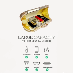 Détail montrant la capacité interne de la pochette de soirée dorée avec doublure en satin jaune