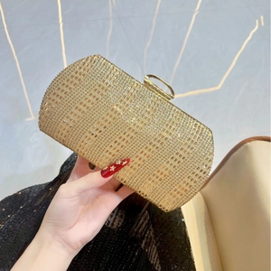 Vue détaillée du sac de soirée doré orné de strass avec poignée ovale en métal