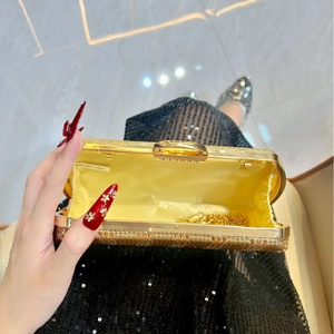 Vue détaillée de l'intérieur d'une pochette dorée à strass avec bandoulière chaîne amovible