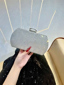 Détail de la pochette argentée en strass avec texture scintillante et poignée en métal