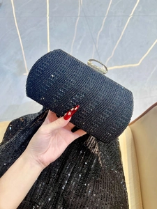 Détails de la pochette de soirée noire élégante à strass avec fermoir doré luxueux