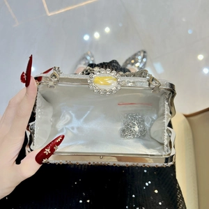 Dettaglio della borsa da sera glitter argento con fodera in raso e catena rimovibile