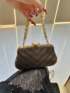 Dettaglio pochette da sera lussuosa con strass dorati e chiusura a fiore in cristallo