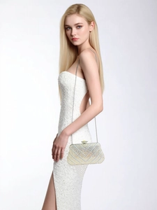 Dettaglio borsa da sera di lusso con strass a forma di V e catena d'argento elegante
