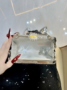Elegante borsa da sera argento glitterata con chiusura a gioiello e tracolla a catena