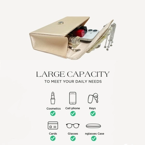 Détail d'une pochette de soirée champagne montrant sa grande capacité de rangement