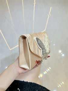 Pochette de soirée élégante en satin champagne avec strass et fleurs plissées