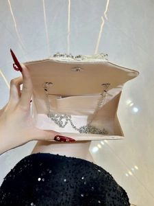 Pochette de soirée en satin plissé beige ornée de strass et bandoulière chaîne argent