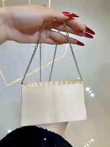 Pochette de soirée élégante en satin champagne avec détails plissés et chaîne argentée