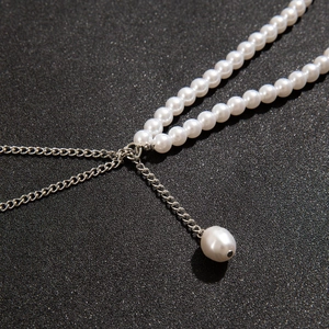 Gros plan sur l'élégante chaîne de taille en perles double rangée avec pampille argent