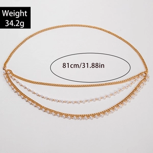 Détail d'une chaîne de taille dorée multicouche avec perles blanches et longueur 81cm