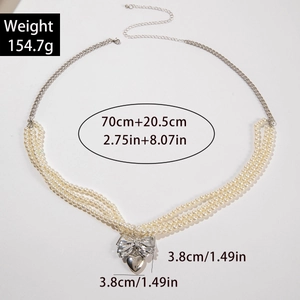 Détail de la chaîne de taille multicouche en perles avec pendentif coeur et mesures