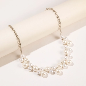 Détail de la chaîne de taille multicouche avec perles nacrées et maillons en argent fin