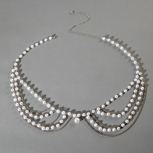 Détail d'une chaîne de corps multicouche en perles avec franges en métal argenté