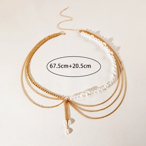 Détail de chaîne de corps dorée multicouche montrant 67,5cm plus 20,5cm d'extension