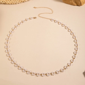 Vue détaillée de la chaîne de taille en perles avec fermoir mousqueton doré réglable