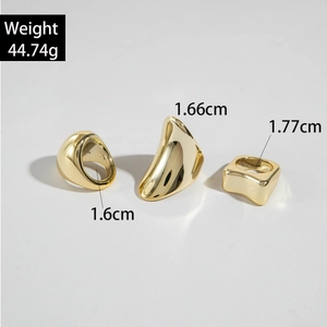 Set di tre anelli geometrici dorati spessi con forme organiche e finitura lucida