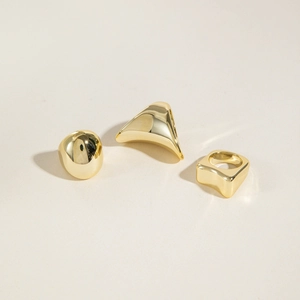Set di tre anelli geometrici dorati con finitura a specchio e design moderno